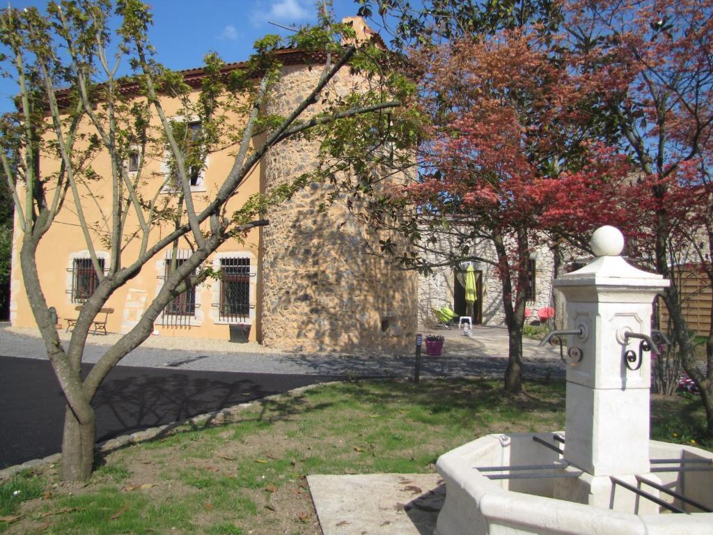Chateau Des Aiguilles Saint-Remy-de-Chargnat Exterior photo