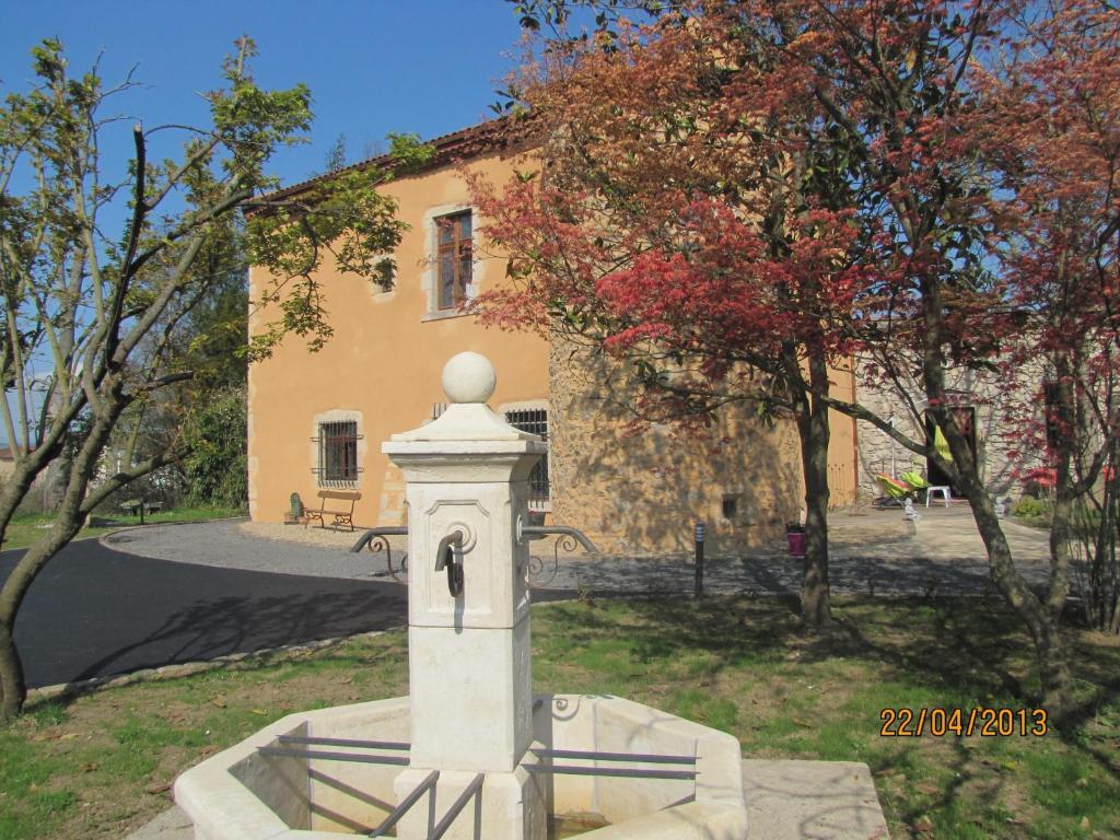 Chateau Des Aiguilles Saint-Remy-de-Chargnat Exterior photo